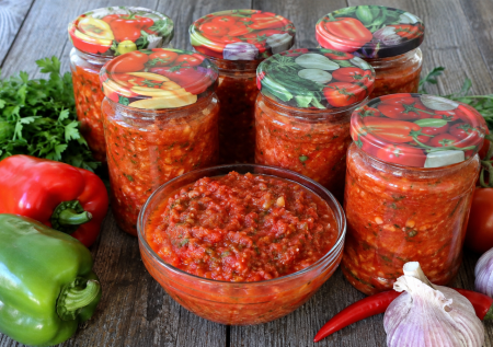 Такую аджику «Принцесса» готовлю килограммами — вкусная летняя заготовка: без уксуса, хранится отлично, смогут есть даже девушки