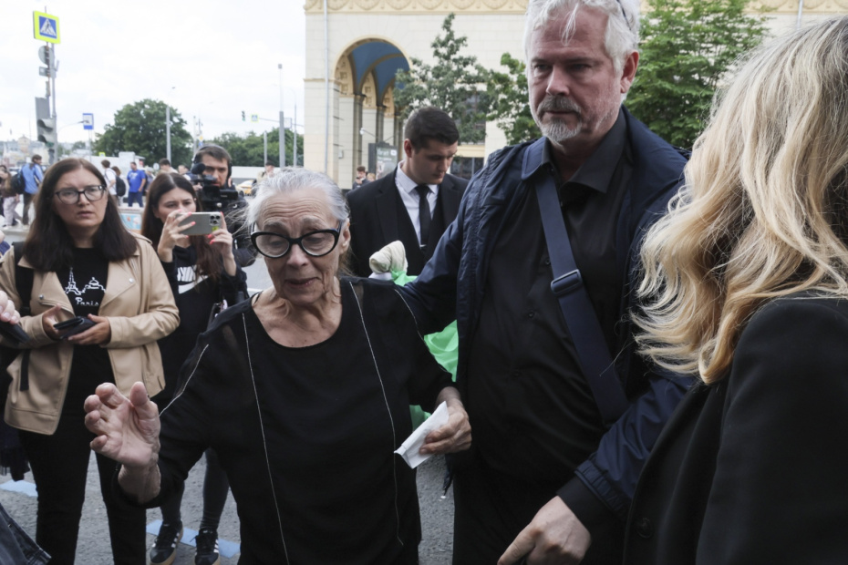 Жена актера, народного артиста РФ Юрия Смирнова перед церемонией прощания на основной сцене Театра на Таганке