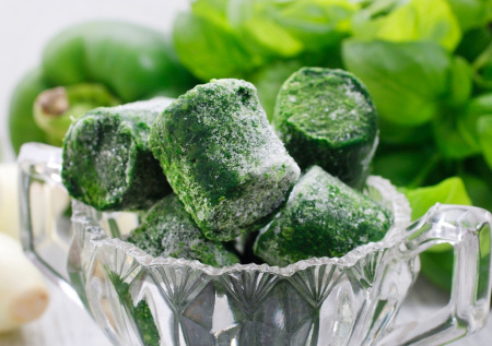 Забудьте про водянистую зелень из морозилки: простой способ сохраняет вкус до зимы