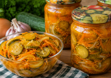 Огурцы, морковка да лук: закатка на зиму «Корейская» — вкусная закуска к мясу и картошке