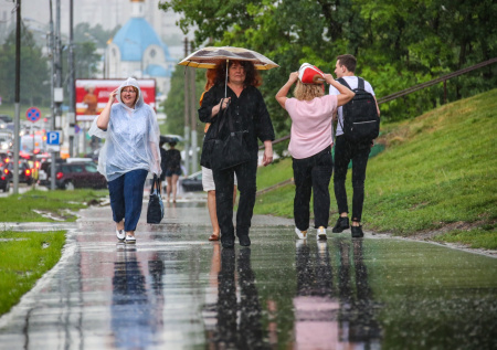 Мощный ливень сменит жаркую «тропическую ночь»: прогноз погоды в Москве