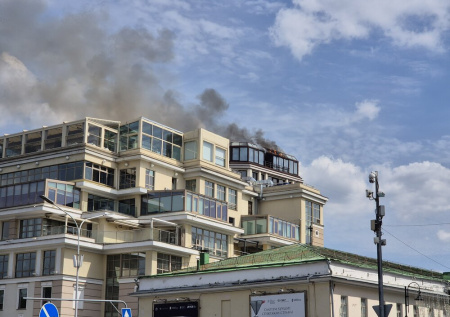 Семья с двумя детьми оказалась в огненной ловушке в элитном ЖК в Москве