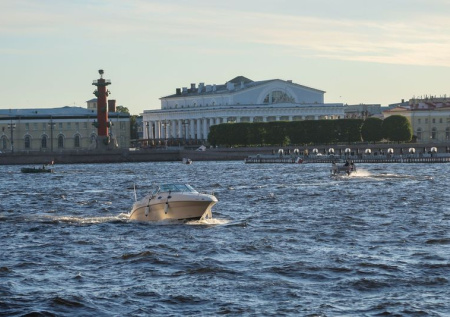 Мужчина в Петербурге поссорился с девушкой и прыгнул в воду