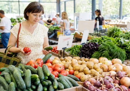 Яйца, гречка, курица: какие продукты значительно подешевели летом 2026-го