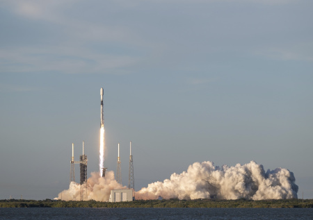 SpaceX вывела на орбиту космического робота для помощи спутникам