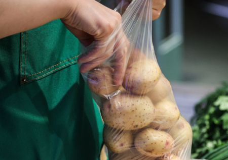 Россиянам назвали продукты, которые выгоднее всего покупать в июле