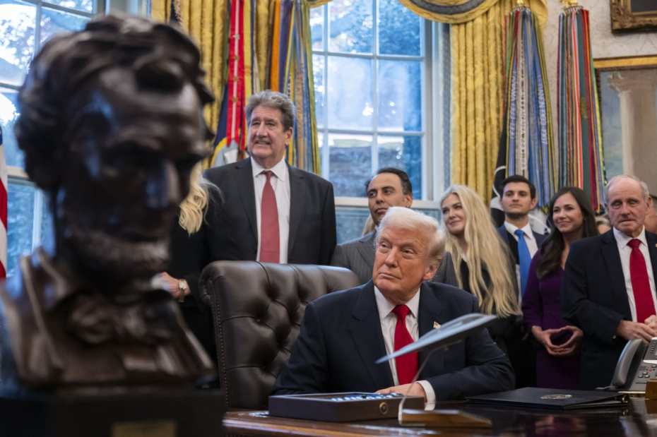 Дональд Трамп в Овальном кабинете Белого дома в Вашингтоне