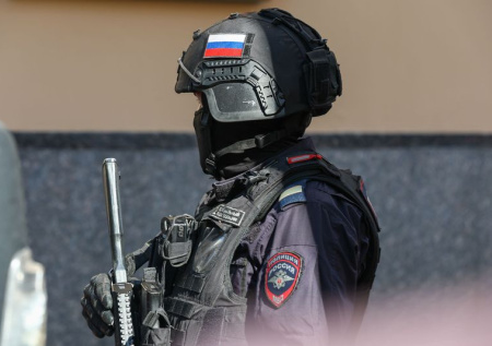 Силовики уложили лицом в пол близкого друга известного российского рэпера