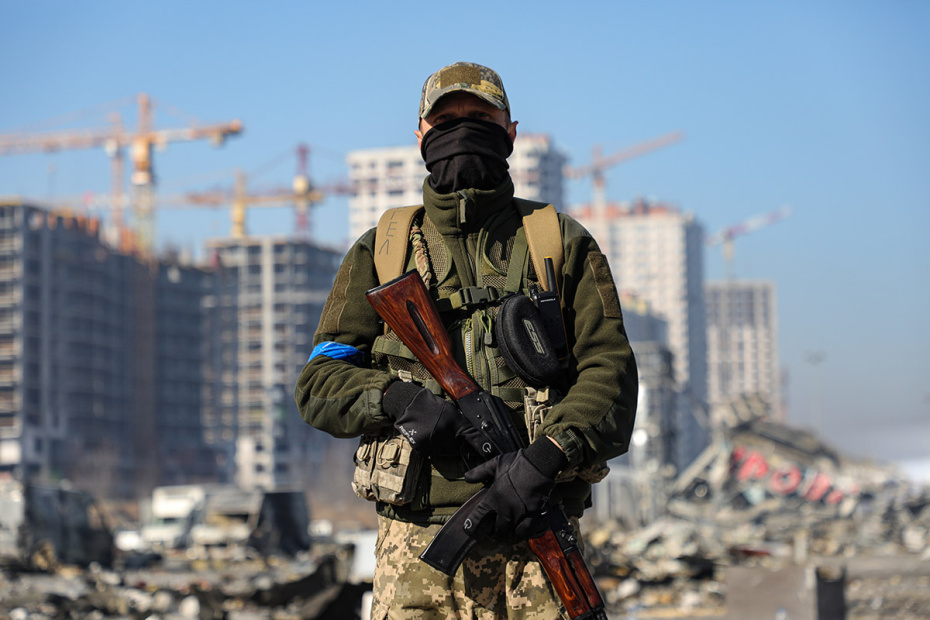 Военнослужащий ВСУ на фоне стройки в Киеве