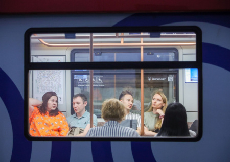 Человек на путях задержал поезда на фиолетовой ветке в центре Москвы