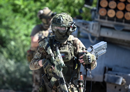 Боец ВС РФ проскочил через огонь на «буханке» и спас товарищей