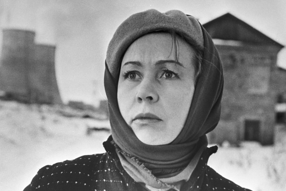 Кадр из художественного фильма режиссера Зигфрида Кюна «Они не пройдут». Актриса Инна Макарова в роли Софьи Якимовой. Киностудия «Мосфильм», 1965 год