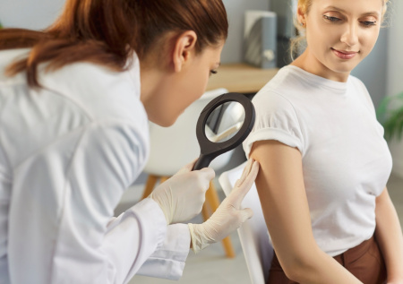 Врач ответил, возможна ли аллергическая реакция на витамины