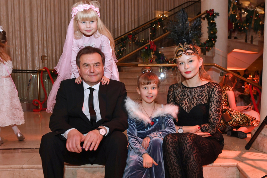 Режиссер Александр Учитель и актриса Юлия Пересильд с детьми, 2017 год