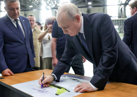 Путин оставил памятную подпись для коллектива авиазавода в Иркутске