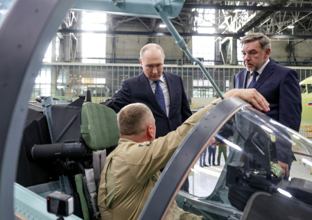 Путину показали новый российский самолет на заводе в Иркутске