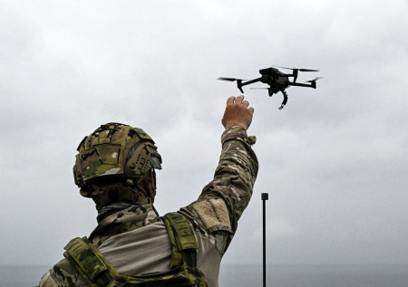 «Быстро и слаженно»: российские FPV-дроны начали охоту на роботов ВСУ