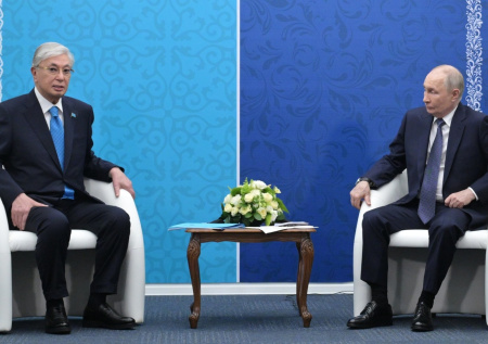 Токаев предложил Путину откатиться назад в вопросе Украины