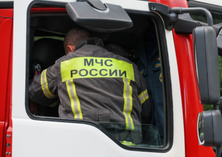 Спасатели справились с огнем на месте удара БПЛА в Петербурге
