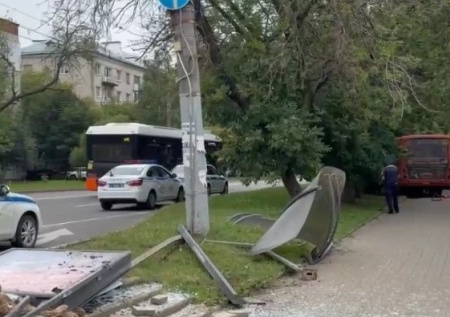 Пассажирский автобус с мертвым водителем снес остановку