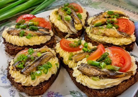 Бутерброды со шпротами делаю так: намазка из плавленого сырка и яиц — вкус, который не победить модным брускеттам