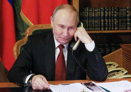 Песков раскрыл, какую связь использует Путин для звонков подчиненным