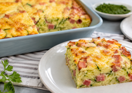 Кабачковый пирог с колбасой — вкуснее пиццы: все смешала за 5 минут и в духовку