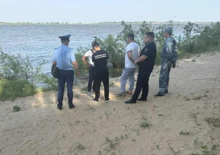 На Волге перевернулось спасательное судно, искавшее человека