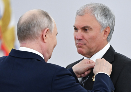 Путин наградил Володина за труд