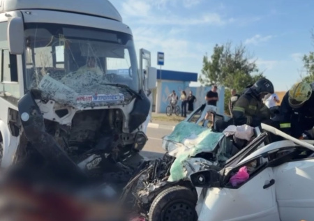 Два ребенка погибли при столкновении легкового авто с автобусом в Крыму