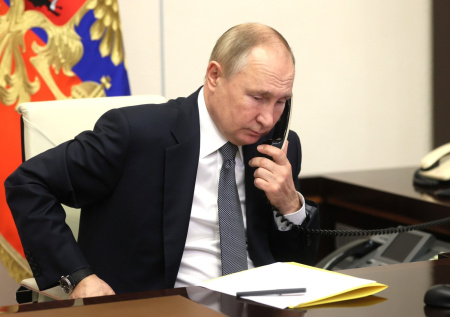 Путин проведет международный телефонный разговор