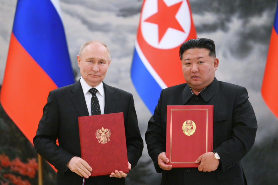 Президент РФ Владимир Путин и председатель государственных дел Корейской Народно-Демократической Республики Ким Чен Ын во время подписания договора о всеобъемлющем стратегическом партнерстве между РФ и КНДР, 2024 год