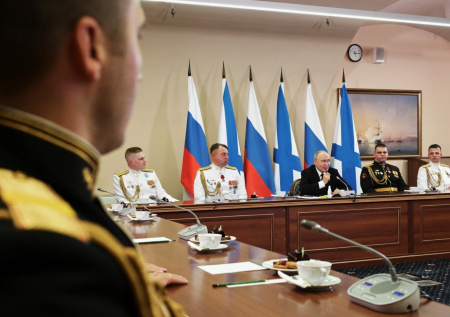 «Важная беседа»: в Кремле оценили встречу Путина с военными моряками