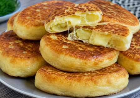 Шик из картошки: мну толкушкой, добавляю молоко и дрожжи — картофельные пирожки с сыром, больше не захочется обычных