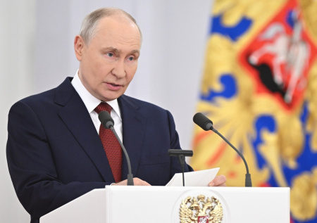 Песков объяснил разницу форматов встреч Путина с депутатами и сенаторами