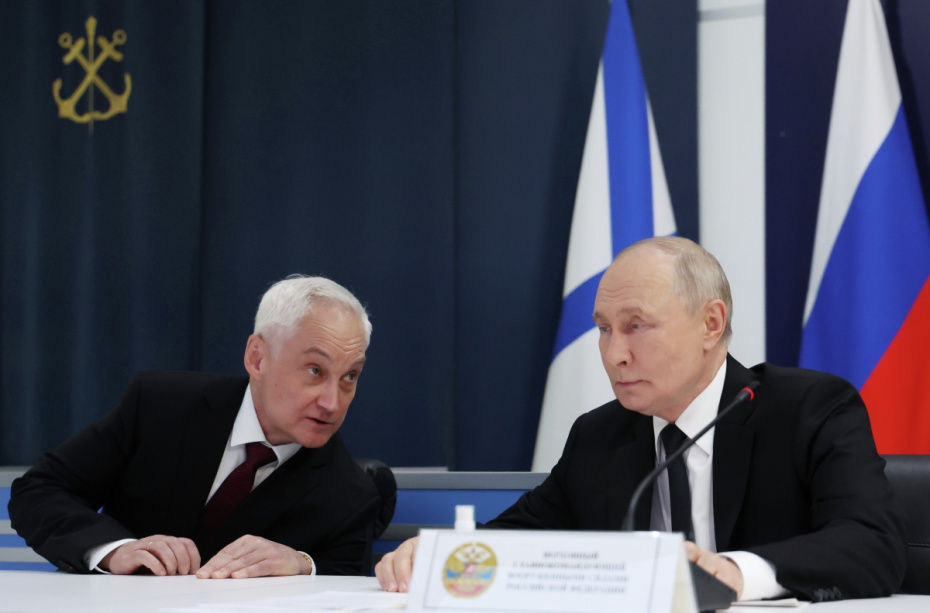 26 июля 2026. Президент РФ, верховный главнокомандующий ВС РФ Владимир Путин и министр обороны РФ Андрей Белоусов (слева) на встрече с командованием в Главном Адмиралтействе в Санкт-Петербурге в День Военно-морского флота