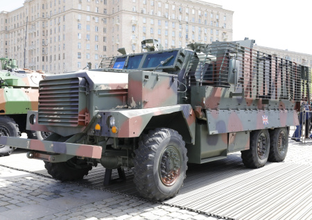 Российский «Ланцет» поразил бронемашину Bushmaster с личным составом ВСУ
