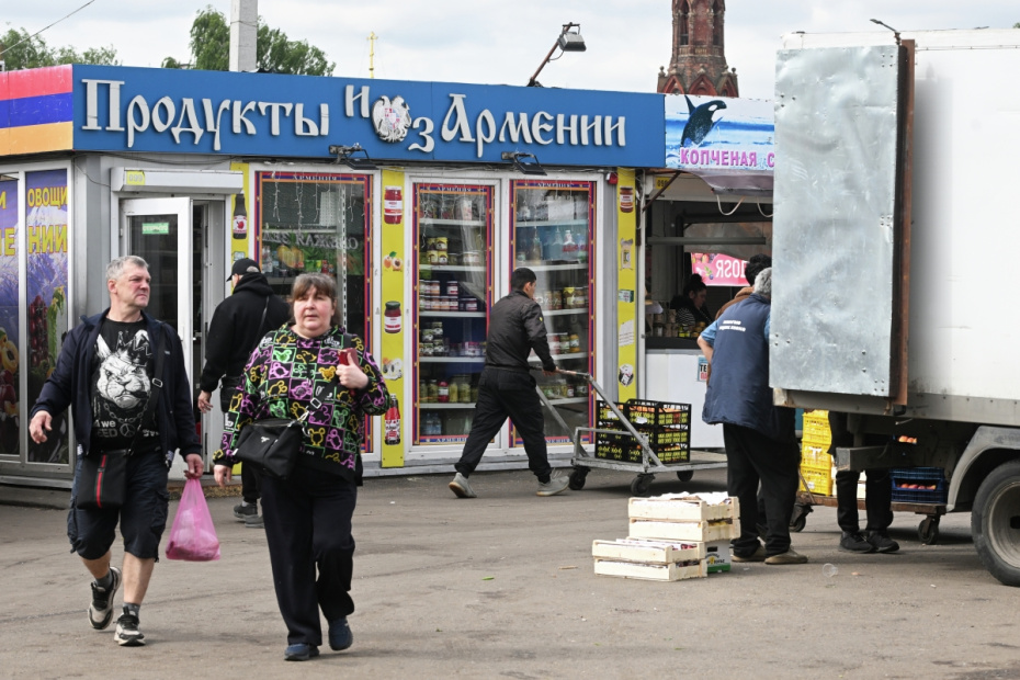 Торговая точка с продуктами из Армении на Преображенском рынке в Москве
