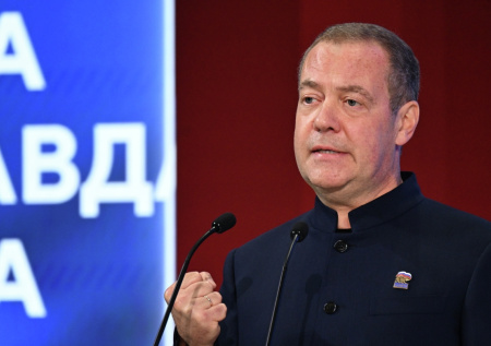 Медведев объяснил, почему «большая и гордая» Россия не дает покоя недругам