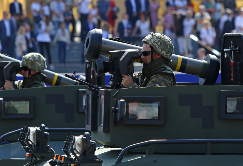 Украинский военнослужащий держит ракетный комплекс Javelin
