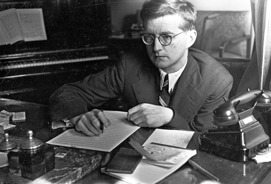 Композитор Дмитрий Шостакович (1906–1975) во время работы