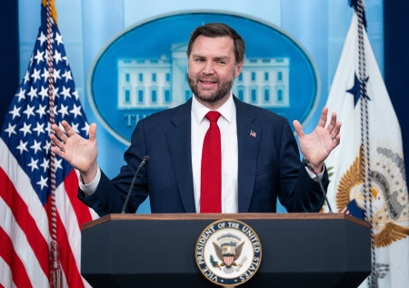 Мать-наркоманка, брат в ВСУ. Вэнсу — 42: биография «преемника Трампа»