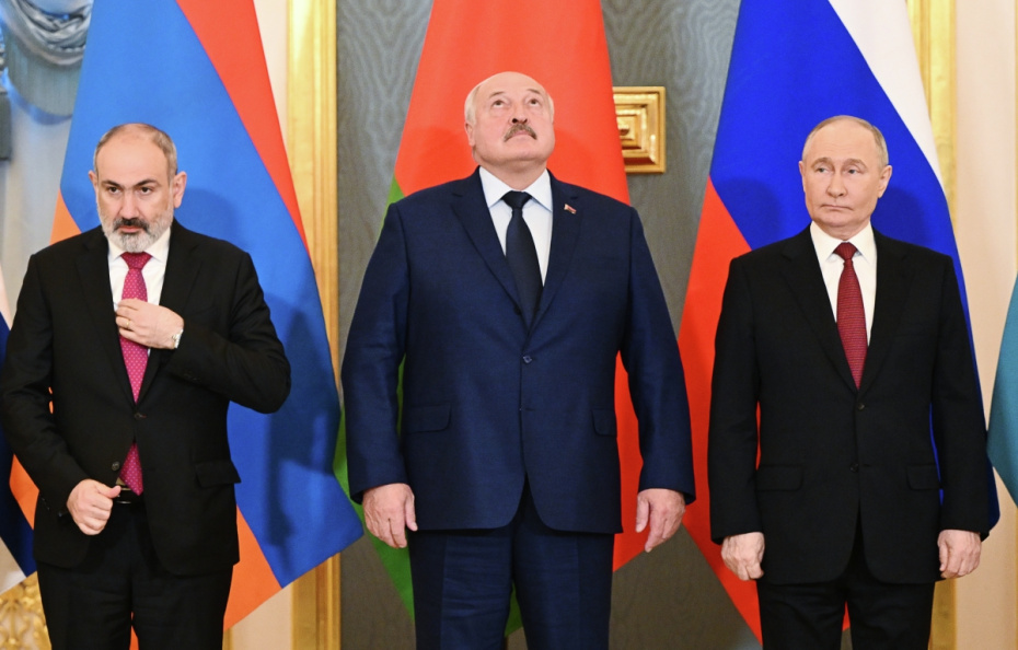 8 мая 2024 года. Президент РФ Владимир Путин, президент Белоруссии Александр Лукашенко и премьер-министр Армении Никол Пашинян (справа налево) во время общего фотографирования лидеров стран — участниц Евразийского экономического союза (ЕАЭС) в Москве