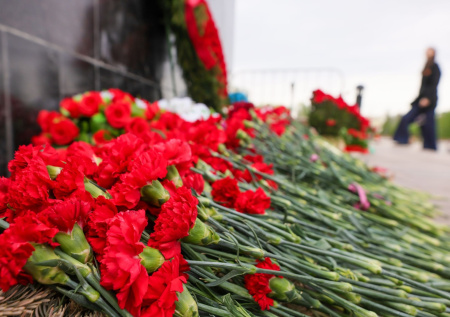 Школьница устроила вызывающие танцы на воинском мемориале