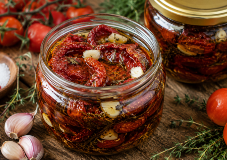Вяленые помидоры в духовке: вкусная закуска, которая в магазине стоит дорого — повторяем бюджетно