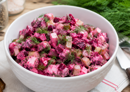 Вкусный салат со свеклой «Ежедневный»: яйца, маринованные огурчики и один секретный ингредиент делают его идеальным
