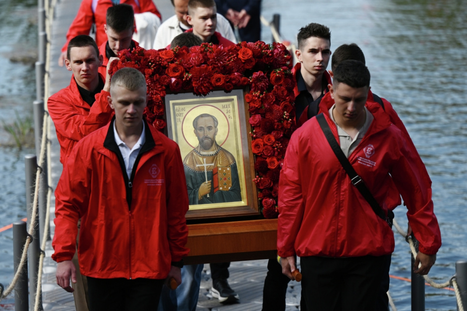 Верующие идут по понтонному мосту через Москву-реку во время XIV Елисаветинского крестного хода в Московской области. Елисаветинский крестный ход проходит традиционно от храма Ильи-пророка