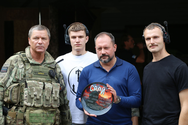Режиссер Артём Артемов (посередине) во время работы над проектом «СВОЙ»
