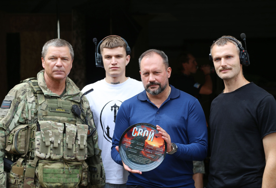 Режиссер Артём Артемов (посередине) во время работы над проектом «СВОЙ»