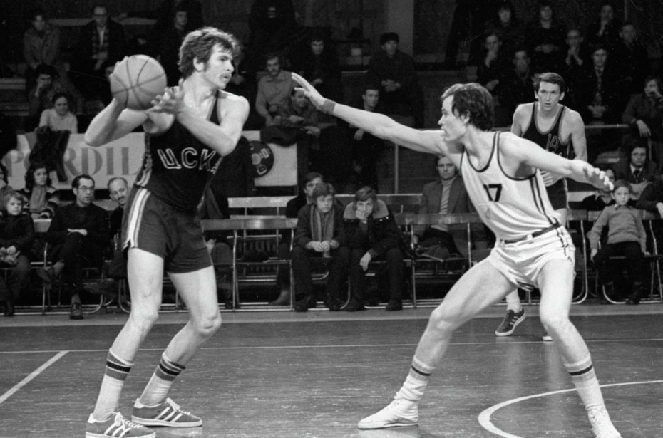 Баскетболист команды ЦСКА Иван Едешко (слева) перехват мяча. 1976 год